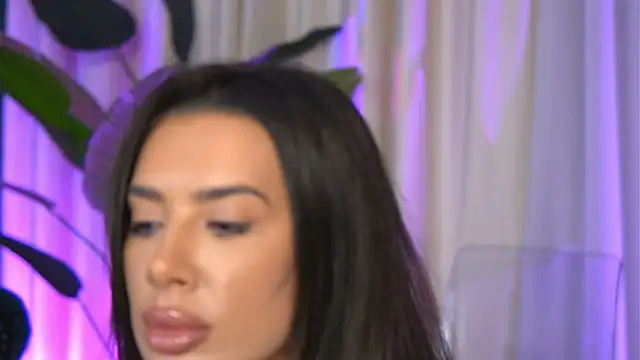 Snapshot of FoxieJullia chatting on November 28, 2025, 6:16 am FoxieJullia online show from November 28, 2025, 6:16 am