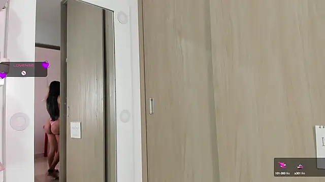 Snapshot of Queen_Antonella_Oficial chatting on January 28, 2025, 12:11 pm Queen Antonella Oficial online show from January 28, 2025, 12:11 pm