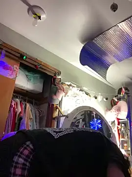 gurlnips online show from February 8, 2025, 3:19 am