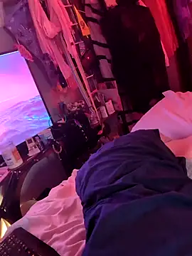 gurlnips online show from February 8, 2025, 9:15 pm