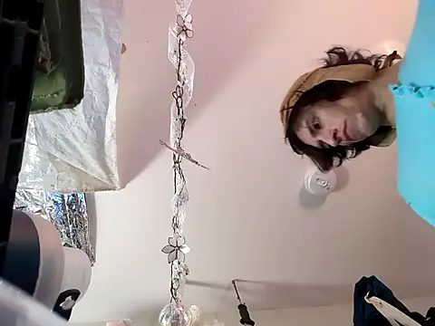 gurlnips online show from February 14, 2025, 3:54 am