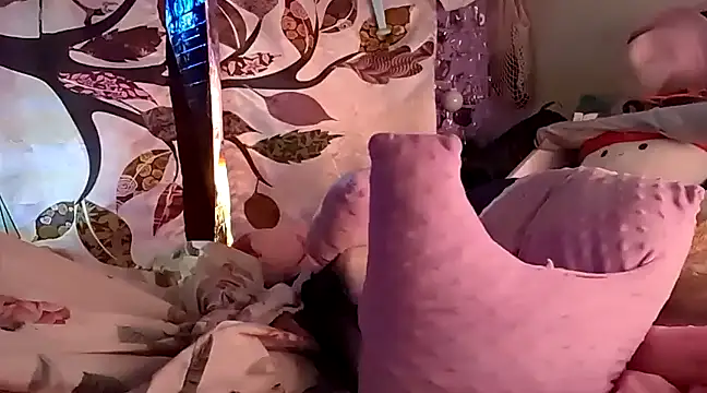 gurlnips online show from February 25, 2025, 2:54 pm