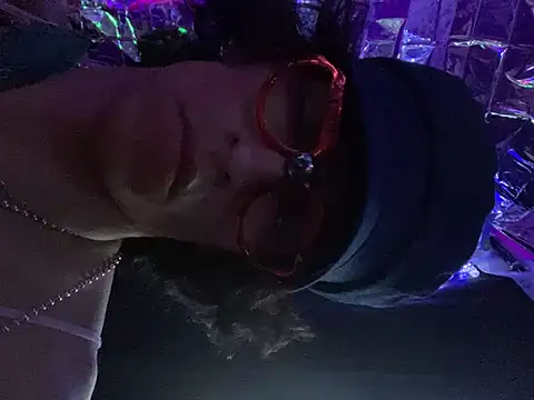 gurlnips online show from March 15, 2025, 2:34 pm