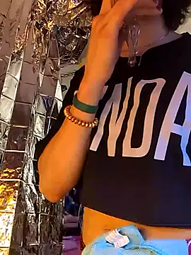 gurlnips online show from March 21, 2025, 1:56 am