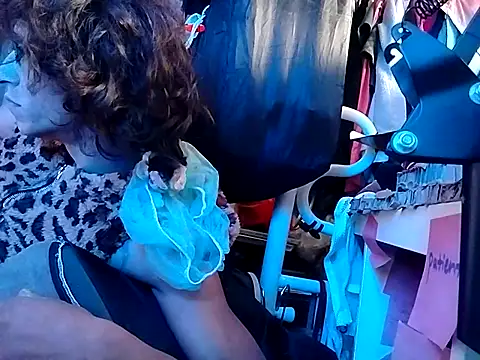 gurlnips online show from September 8, 2025, 8:08 pm