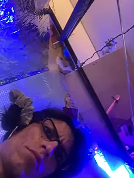 gurlnips online show from September 10, 2025, 8:25 am