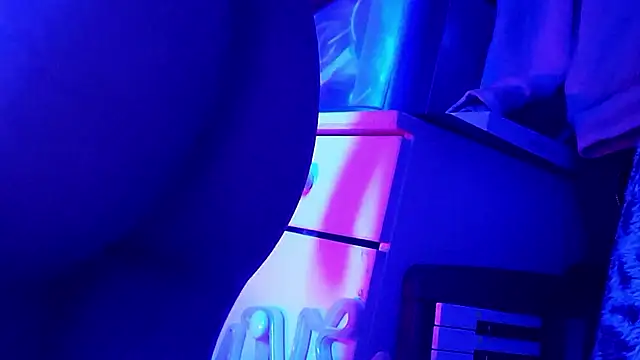 gurlnips online show from October 19, 2025, 9:21 am