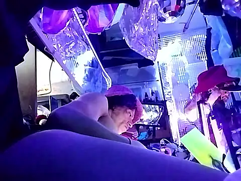 gurlnips online show from April 9, 2026, 7:08 pm