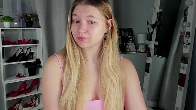 Rebecca Kelly online show from October 22, 2025, 2:01 am