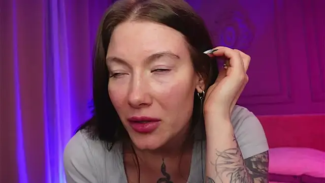 Liv Fay online show from November 25, 2025, 1:55 pm