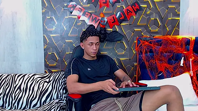 Snapshot of dominic_smith_ chatting on October 26, 2025, 6:25 pm dominic smith online show from October 26, 2025, 6:25 pm