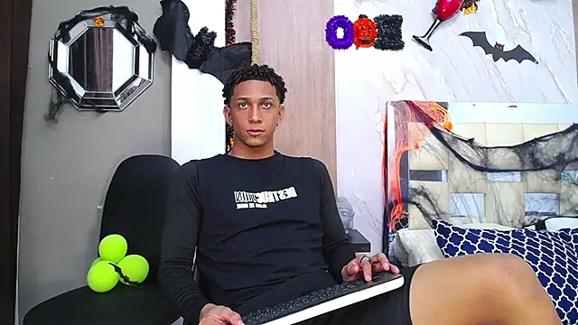 Snapshot of dominic_smith_ chatting on October 28, 2025, 10:45 pm dominic smith online show from October 28, 2025, 10:45 pm