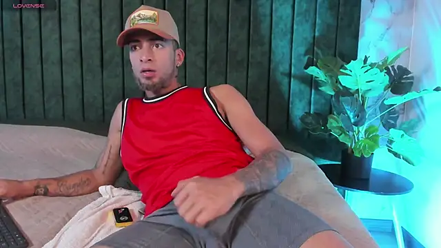 Snapshot of DrakeNeumann chatting on July 7, 2026, 6:47 am DrakeNeumann online show from July 7, 2026, 6:47 am