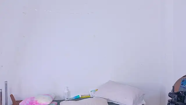 Chleo   online show from November 12, 2025, 1:11 pm