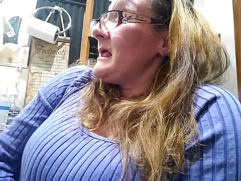 ILUV2TUCHMYKITTY online show from March 19, 2025, 7:29 am