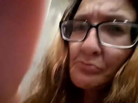 ILUV2TUCHMYKITTY online show from September 15, 2025, 1:33 pm