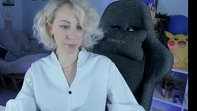 LylithSkye online show from February 1, 2025, 12:05 pm