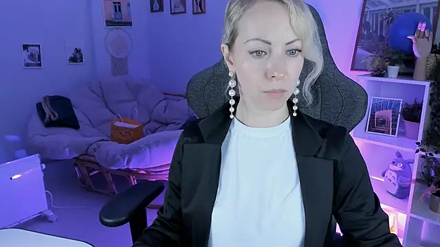 LylithSkye online show from February 6, 2025, 10:37 am