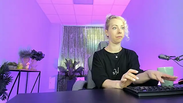 LylithSkye online show from September 10, 2025, 10:59 am