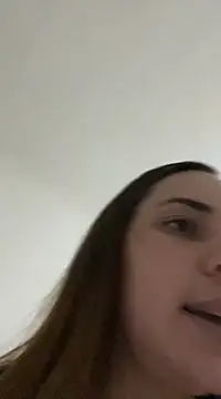 Snapshot of Julinha18 chatting on January 21, 2025, 2:22 am Julinha18 online show from January 21, 2025, 2:22 am