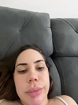 Snapshot of Julinha18 chatting on March 7, 2025, 6:24 am Julinha18 online show from March 7, 2025, 6:24 am