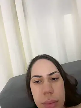 Snapshot of Julinha18 chatting on March 10, 2025, 5:11 am Julinha18 online show from March 10, 2025, 5:11 am