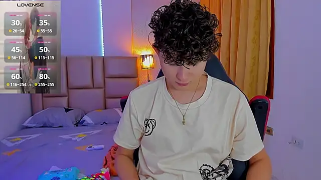 Snapshot of Nathan_Bluee chatting on February 5, 2025, 12:06 pm Nathan Bluee online show from February 5, 2025, 12:06 pm