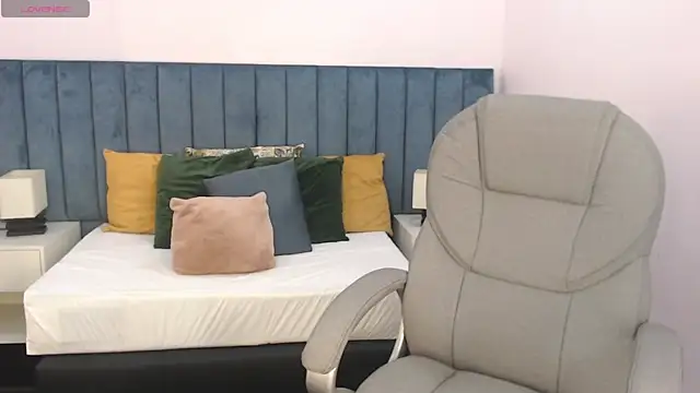 april bunnyy online show from December 17, 2025, 8:04 pm