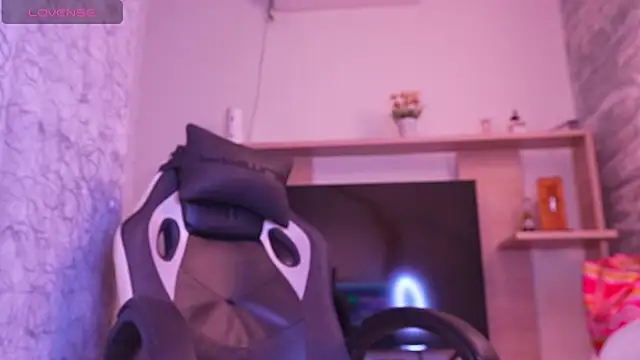 Melany Luv online show from April 13, 2026, 9:09 pm