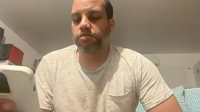 Snapshot of AbsolutMouuah chatting on May 2, 2026, 1:32 am AbsolutMouuah online show from May 2, 2026, 1:32 am