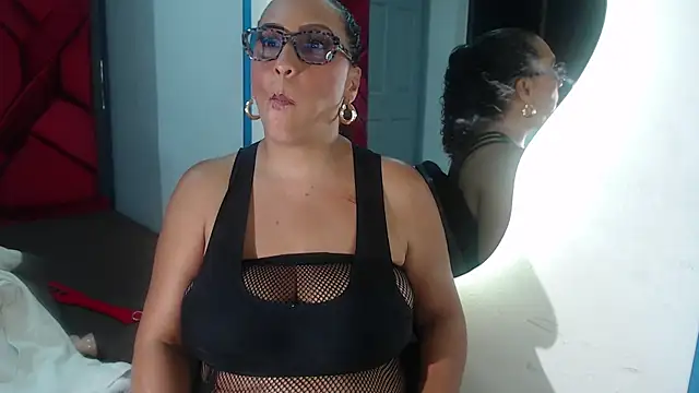 EvaMills1 online show from February 1, 2025, 3:18 pm