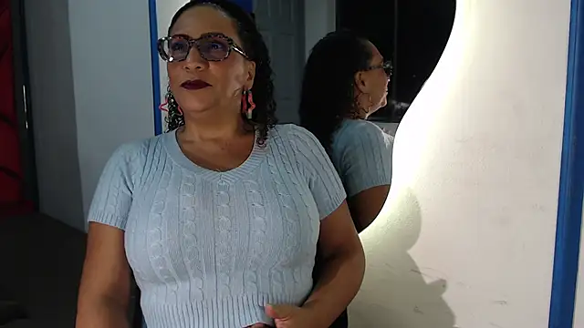 EvaMills1 online show from February 5, 2025, 7:42 pm