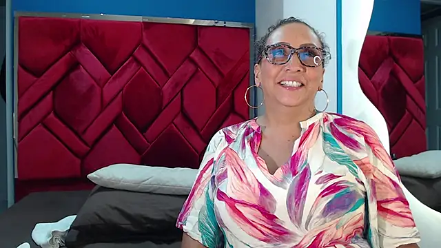 EvaMills1 online show from February 20, 2025, 7:52 pm