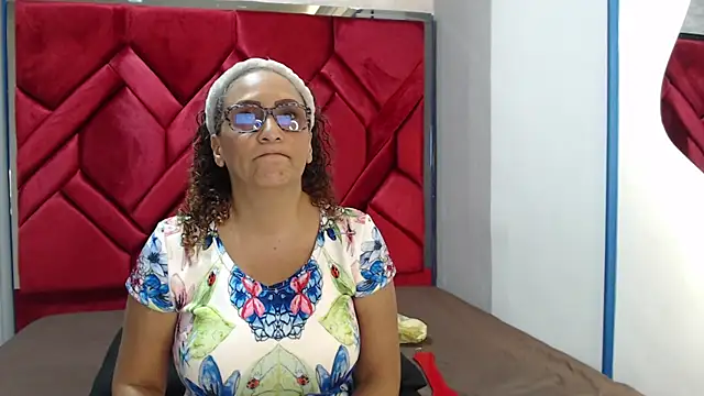 EvaMills1 online show from February 28, 2025, 7:56 pm