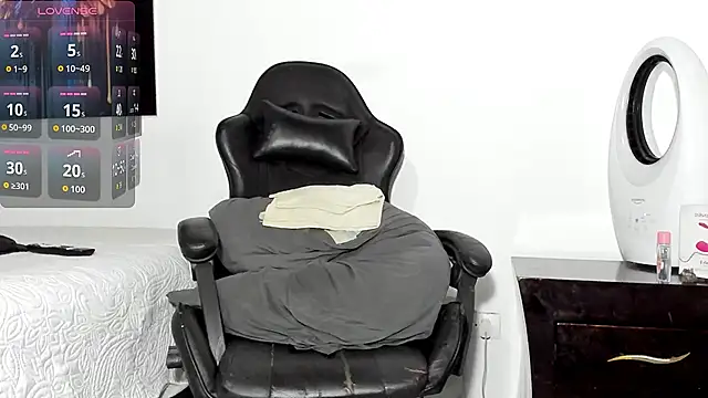 tizziano castillo  online show from March 16, 2026, 11:09 pm