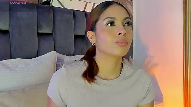 TaniaSmith1 online show from November 8, 2025, 8:07 pm