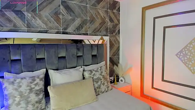 TaniaSmith1 online show from November 18, 2025, 11:15 pm