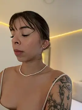 AmmyCollinsW online show from November 27, 2025, 8:55 pm