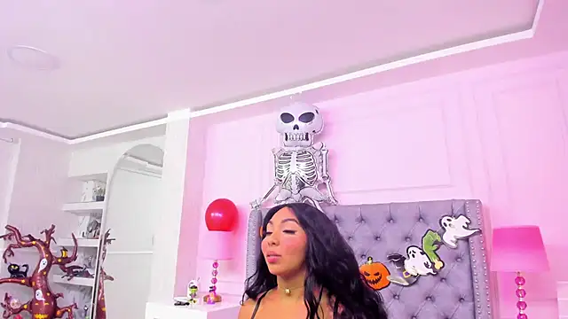 HaileeRoberts online show from October 25, 2025, 12:45 pm