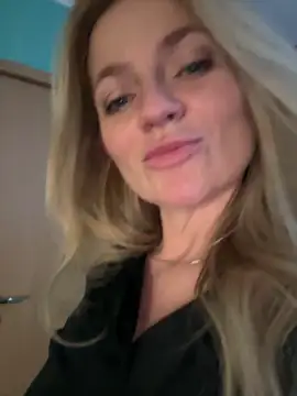 Snapshot of AlisonXCristal chatting on March 25, 2026, 5:41 pm AlisonXCristal online show from March 25, 2026, 5:41 pm