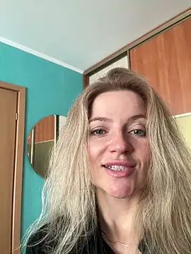 Snapshot of AlisonXCristal chatting on April 14, 2026, 9:26 am AlisonXCristal online show from April 14, 2026, 9:26 am