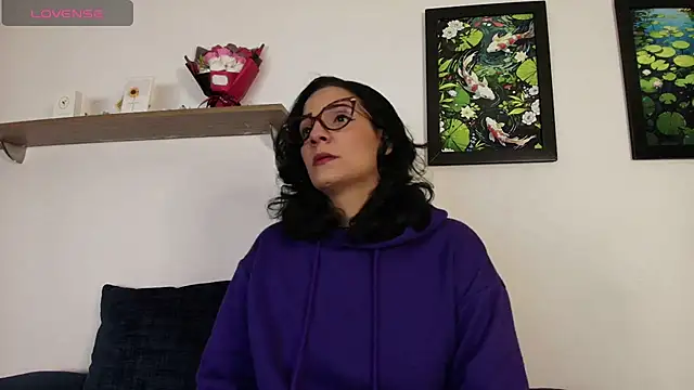 Snapshot of Elliee_ chatting on March 21, 2026, 4:10 pm Elliee online show from March 21, 2026, 4:10 pm