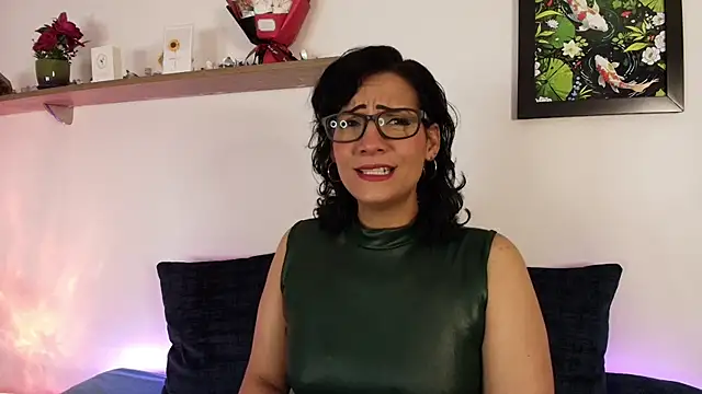 Snapshot of Elliee_ chatting on April 18, 2026, 1:59 pm Elliee online show from April 18, 2026, 1:59 pm