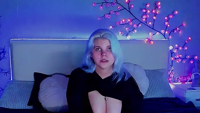 JoannLowe online show from October 20, 2025, 7:36 pm