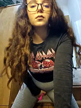 LineaDemie online show from November 11, 2025, 6:08 pm