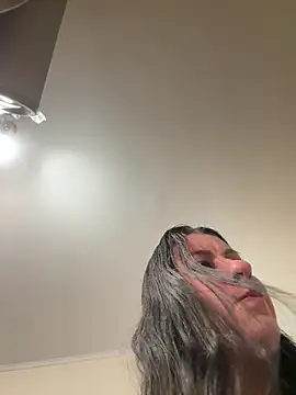 Snapshot of Evelinia chatting on November 14, 2025, 4:28 pm Evelinia online show from November 14, 2025, 4:28 pm