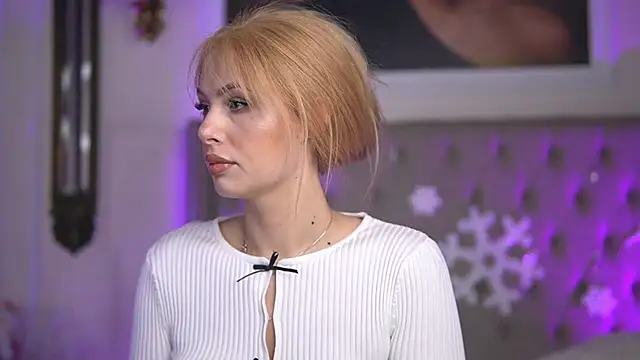 AdelineKing online show from December 23, 2024, 3:40 am