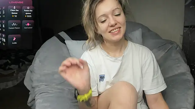 foxy blond online show from March 5, 2025, 3:29 am