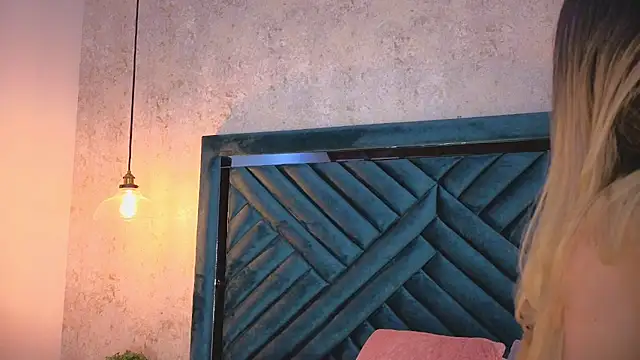 Lucy Vega online show from October 5, 2025, 4:00 am