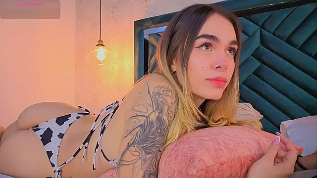 Lucy Vega online show from October 17, 2025, 4:48 am